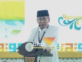 Ketua Umum PBNU KH Yahya Cholil Staquf (Gus Yahya) menyapa ribuan nahdliyin saat pembukaan Muktamar ke-35 NU di Jombang (foto: blok-a.com/Syahrul Wijaya)
