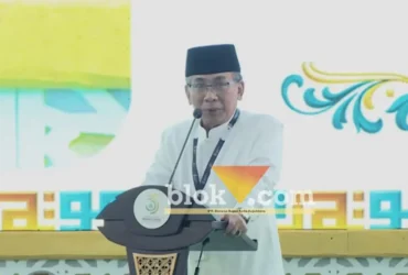 Ketua Umum PBNU KH Yahya Cholil Staquf (Gus Yahya) menyapa ribuan nahdliyin saat pembukaan Muktamar ke-35 NU di Jombang (foto: blok-a.com/Syahrul Wijaya)