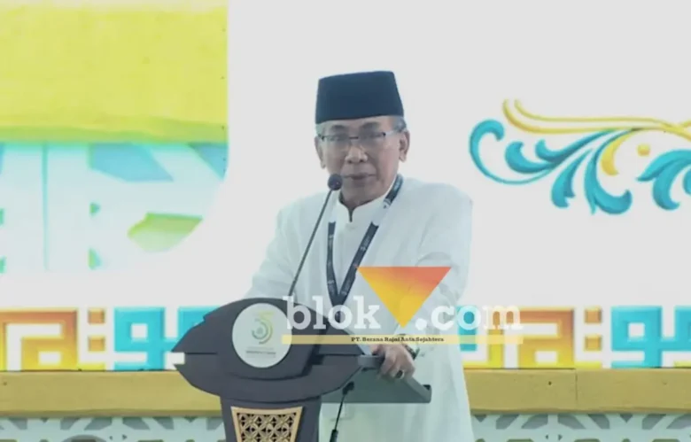 Ketua Umum PBNU KH Yahya Cholil Staquf (Gus Yahya) menyapa ribuan nahdliyin saat pembukaan Muktamar ke-35 NU di Jombang (foto: blok-a.com/Syahrul Wijaya)