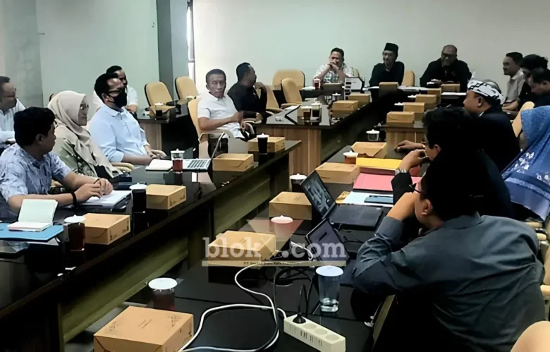 Komisi III DPRD Blitar terima audiensi PT PLN dan keluarga korban anak tersengat listrik (foto: Blok-a.com/Fajar Agustyono)