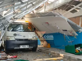 Kondisi bangunan dapur SPPG Medali pasca ledakan dan kebakaran (foto: Blok-a.com/Syahrul Wijaya)