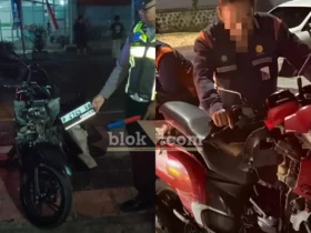 Kondisi motor Honda Vario usai alami laka tunggal, serta Honda Scoopy setelah bertabrakan dengan truk Tangki Hino di Jalan Raya Banyuwangi-Jember, Rabu-Jumat (12-14/08/2026) (foto: Blok-a.com/Kuryanto)