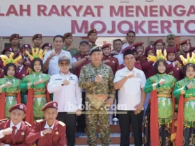 Kunjungan Danjen Akademi TNI ke SRMP 15 disambut Bupati Mojokerto (foto: Blok-a.com/Syahrul Wijaya)