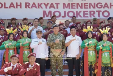 Kunjungan Danjen Akademi TNI ke SRMP 15 disambut Bupati Mojokerto (foto: Blok-a.com/Syahrul Wijaya)
