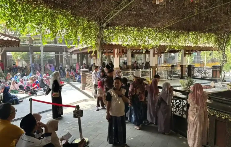 Makam KH Abdurrahman Wahid atau Gus Dur di Pesantren Tebuireng Jombang tak pernah sepi peziarah (Foto: Istimewa)