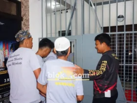 Narapidana kelas IIB Mojokerto saat dipindahkan ke Lapas Kelas I dan Lapas Kelas IIA Pemuda Madiun (foto: blok-a.com/Syahrul Wijaya)