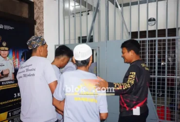 Narapidana kelas IIB Mojokerto saat dipindahkan ke Lapas Kelas I dan Lapas Kelas IIA Pemuda Madiun (foto: blok-a.com/Syahrul Wijaya)
