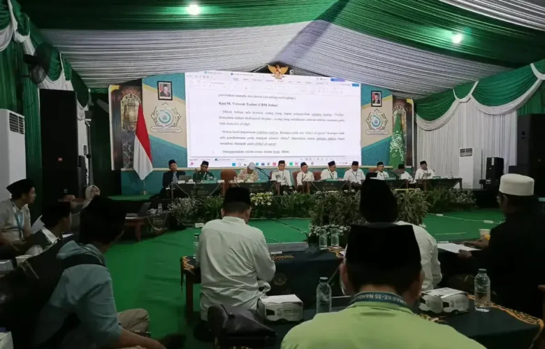 Para muktamirin saat mengikuti sidang Komisi Bahtsul Masail Maudluiyah di Aula MAN 3 Bahrul Ulum, Tambakberas, Jombang (Foto: istimewa)