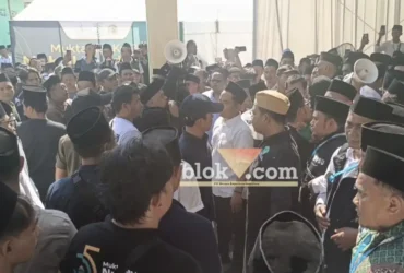 Para pendukung salah satu calon Ketum PBNU yang melakukan aksi demo (foto: blok-a.com/Syahrul Wijaya)