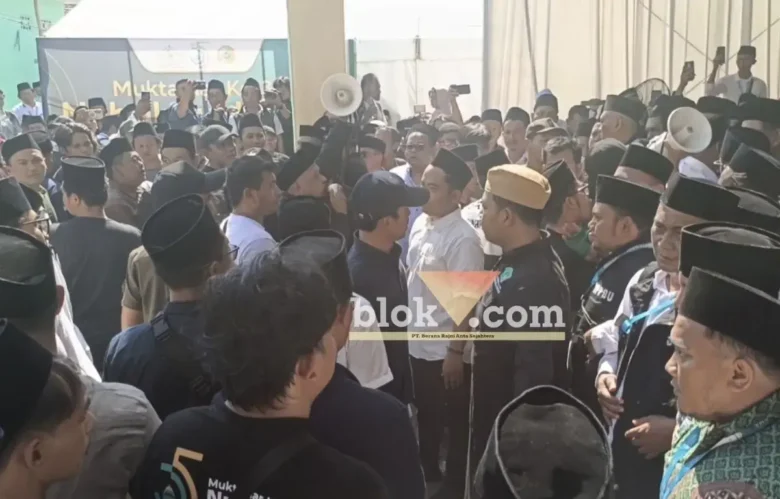 Para pendukung salah satu calon Ketum PBNU yang melakukan aksi demo (foto: blok-a.com/Syahrul Wijaya)