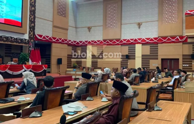 Pembahasan lima Raperda dalam rapat paripurna di Graha Wichesa Gedung DPRD kabupaten Mojokerto (foto: Blok-a.com/Syahrul Wijaya)