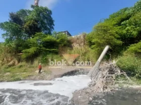 Pembuangan limbah diduga dari pabrik PT Mega Surya Eratama ke kali Porong (foto: Blok-a.com/Syahrul Wijaya)