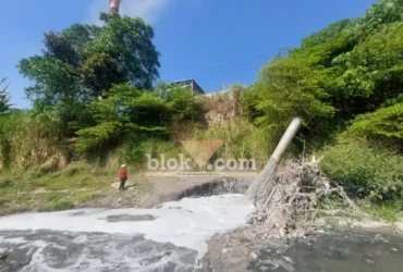 Pembuangan limbah diduga dari pabrik PT Mega Surya Eratama ke kali Porong (foto: Blok-a.com/Syahrul Wijaya)