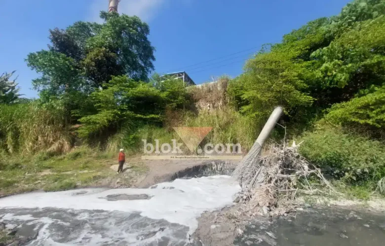 Pembuangan limbah diduga dari pabrik PT Mega Surya Eratama ke kali Porong (foto: Blok-a.com/Syahrul Wijaya)