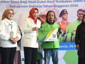 Wakil Bupati Sidoarjo, Mimik Idayana menyerahkan kartu kepersertaan BPJS Ketenagakerjaan secara simbolik kepada perwakilan penerima manfaat di Pendopo Delta Wibawa, Rabu (5/8/2026) (foto: istimewa)