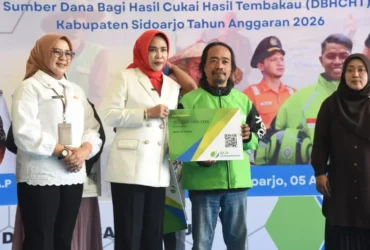 Wakil Bupati Sidoarjo, Mimik Idayana menyerahkan kartu kepersertaan BPJS Ketenagakerjaan secara simbolik kepada perwakilan penerima manfaat di Pendopo Delta Wibawa, Rabu (5/8/2026) (foto: istimewa)