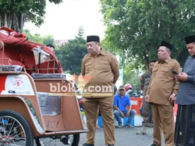 Penyerahan bantuan becak listrik di pendopo Kabupaten Jombang (foto: Blok-a.com/Syahrul Wijaya)