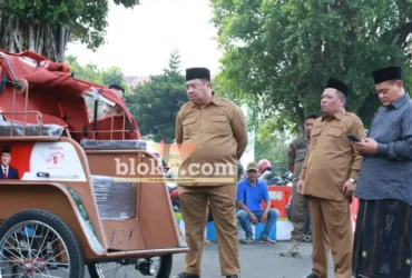 Penyerahan bantuan becak listrik di pendopo Kabupaten Jombang (foto: Blok-a.com/Syahrul Wijaya)