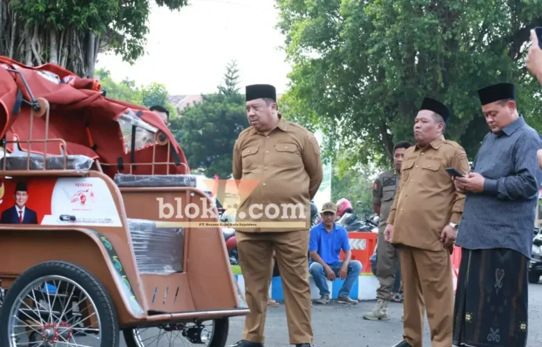 Penyerahan bantuan becak listrik di pendopo Kabupaten Jombang (foto: Blok-a.com/Syahrul Wijaya)