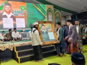 Penyerahan penghargaan Bapak Ishari Nahdlatul Ulama kepada ahli waris KH Wahab Chasbullah di acara Istighosah dan Doa Bersama Sukses Muktamar ke-35 NU Jombang (foto: Istimewa)