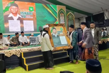 Penyerahan penghargaan Bapak Ishari Nahdlatul Ulama kepada ahli waris KH Wahab Chasbullah di acara Istighosah dan Doa Bersama Sukses Muktamar ke-35 NU Jombang (foto: Istimewa)