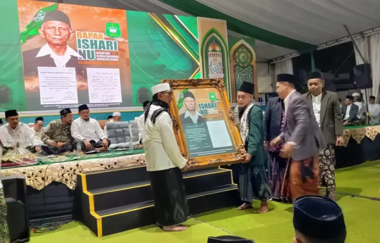 Penyerahan penghargaan Bapak Ishari Nahdlatul Ulama kepada ahli waris KH Wahab Chasbullah di acara Istighosah dan Doa Bersama Sukses Muktamar ke-35 NU Jombang (foto: Istimewa)