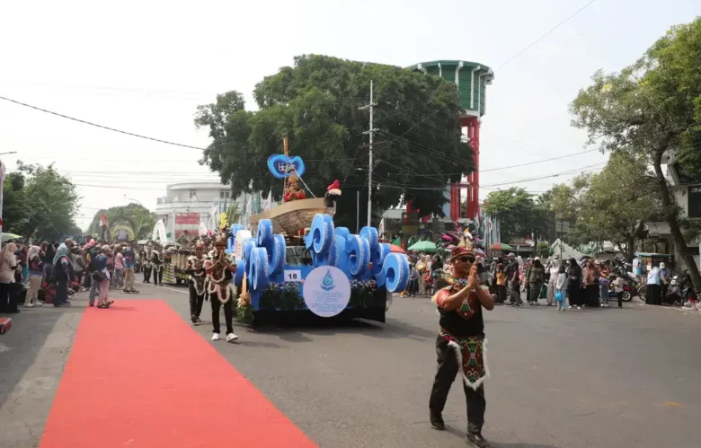 Peserta karnaval HUT kemerdekaan RI ke-81 di Jombang (foto: Kominfo)