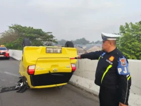 Petugas PJR 3 Polda Jatim saat di lokasi mobil Ayla yang terguling di ruas Tol JoMo (foto: Dokumen PJR 3 Polda Jatim)