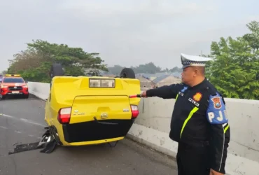 Petugas PJR 3 Polda Jatim saat di lokasi mobil Ayla yang terguling di ruas Tol JoMo (foto: Dokumen PJR 3 Polda Jatim)