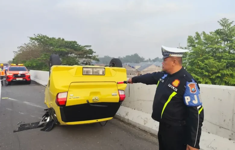 Petugas PJR 3 Polda Jatim saat di lokasi mobil Ayla yang terguling di ruas Tol JoMo (foto: Dokumen PJR 3 Polda Jatim)