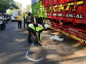 Petugas Satlantas Polresta Banyuwangi saat lakukan olah TKP, Lakalantas motor kontra truk parkir di Jalan Nasional Banyuwangi-Situbondo, yang menewaskan pengendara, Selasa (18/08/2026) (foto: blok-a.com/Kuryanto)