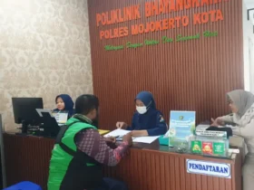 Petugas Sidokkes Polres Mojokerto kota saat melayani kesehatan gratis bagi driver ojol (foto: Polres Mojokerto kota)