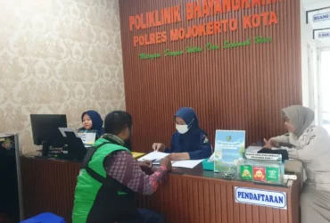 Petugas Sidokkes Polres Mojokerto kota saat melayani kesehatan gratis bagi driver ojol (foto: Polres Mojokerto kota)