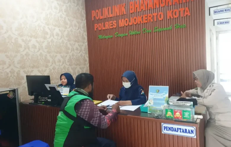 Petugas Sidokkes Polres Mojokerto kota saat melayani kesehatan gratis bagi driver ojol (foto: Polres Mojokerto kota)