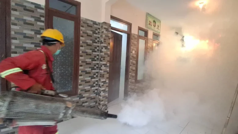Petugas sedang melakukan fogging di area Muktamar ke-35 NU di Pondok Pesantren Bahrul Ulum Tambakberas, Jombang (Foto: Istimewa)