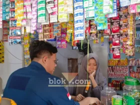 Petugas saat melakukan razia dan edukasi terhadap rokok ilegal (foto: blok-a.com/Syahrul Wijaya)