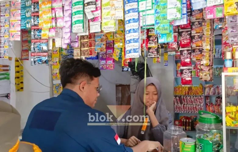 Petugas saat melakukan razia dan edukasi terhadap rokok ilegal (foto: blok-a.com/Syahrul Wijaya)
