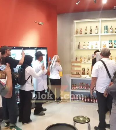 Petugas gabungan saat mendatangi dan menutup toko minuman beralkohol yang viral dan meresahkan warga di Kelurahan Gebang, Kecamatan Patran, Jember (foto: Blok-a.com/Rio)
