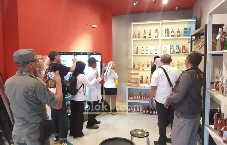Petugas gabungan saat mendatangi dan menutup toko minuman beralkohol yang viral dan meresahkan warga di Kelurahan Gebang, Kecamatan Patran, Jember (foto: Blok-a.com/Rio)