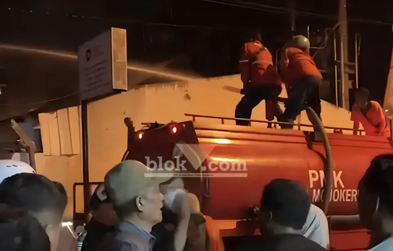 Petugas pemadam tampak berusaha memadamkan api kebakaran di Dapur SPPG Medali (foto: Blok-a.com/Syahrul Wijaya)