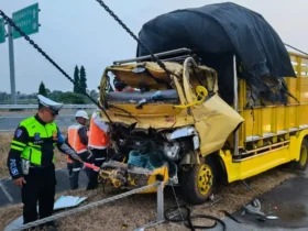 Petugas sedang evakuasi korban kecelakaan di ruas tol JoMo (foto: Dokumen PJR 3 Polda Jatim)