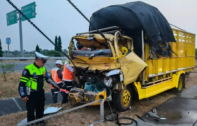 Petugas sedang evakuasi korban kecelakaan di ruas tol JoMo (foto: Dokumen PJR 3 Polda Jatim)