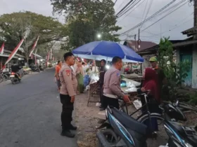 Piket Satlantas Polresta Banyuwangi saat olah TKP lakalantas beruntun pickup vs 2 pejalan kaki dan 2 sepeda motor di Jl. Raya Tegaldlimo yang telan satu korban jiwa, Jum'at dini hari (14/08/2026) (Foto: istimewa)