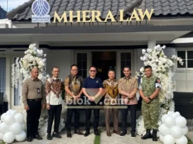 Pimpinan MHERA Law, Malvin berfoto bersama tamu undangan VIP saat peresmpian kantor baru, Jumat (28/8/2026) (foto: blok-a/Bob Bimantara Leander)