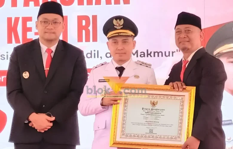 Pj Kepala Desa Gempolkerep Farid Kurnia Setiawan saat menerima penghargaan dari Bupati Mojokerto usai upacara peringatan HUT ke-81 Kemerdekaan RI (foto: blok-a.com/Syahrul Wijaya)