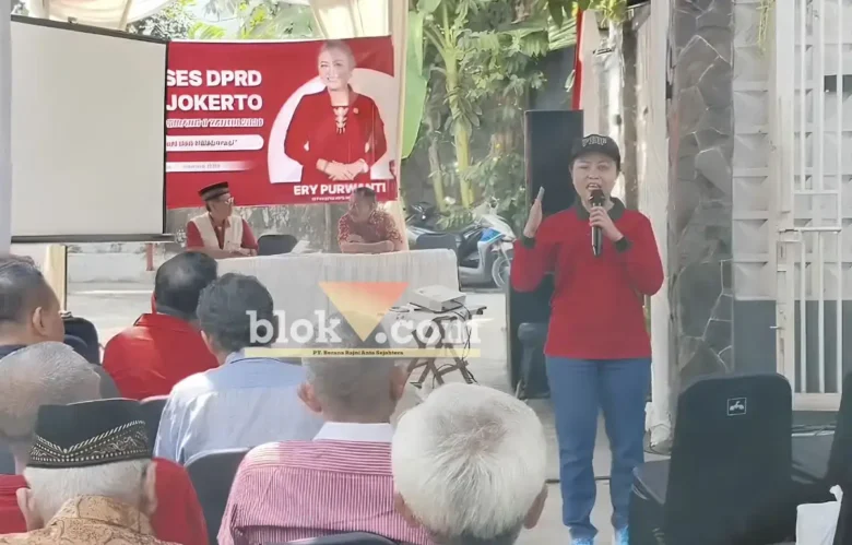 Politikus PDI Perjuangan juga ketua DPRD kota Mojokerto Ery Purwanti saat kegiatan Reses (foto: blok-a.com/Syahrul Wijaya)