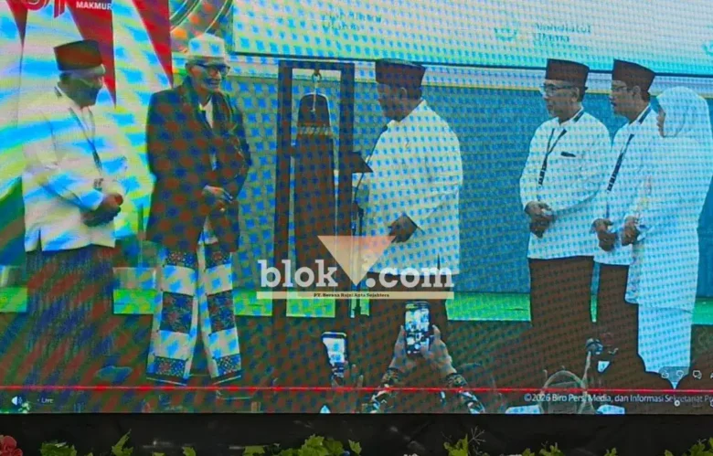 Presiden Republik Indonesia Prabowo Subianto pukul kentongan sebagai tanda penutupan Muktamar NU ke-35 di Tambakberas, Jombang (foto: blok-a.com/Syahrul Wijaya)
