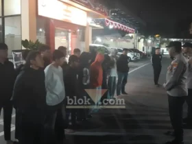 Puluhan pemuda yang konvoi saat di bawa ke Mapolres Mojokerto (foto: Blok-a.com/Syahrul Wijaya)