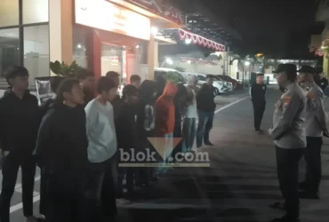 Puluhan pemuda yang konvoi saat di bawa ke Mapolres Mojokerto (foto: Blok-a.com/Syahrul Wijaya)