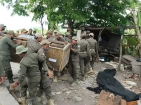 Para personel gabungan sedang membongkar banguna liar eks Lokalisasi Krengseng (foto: istimewa)